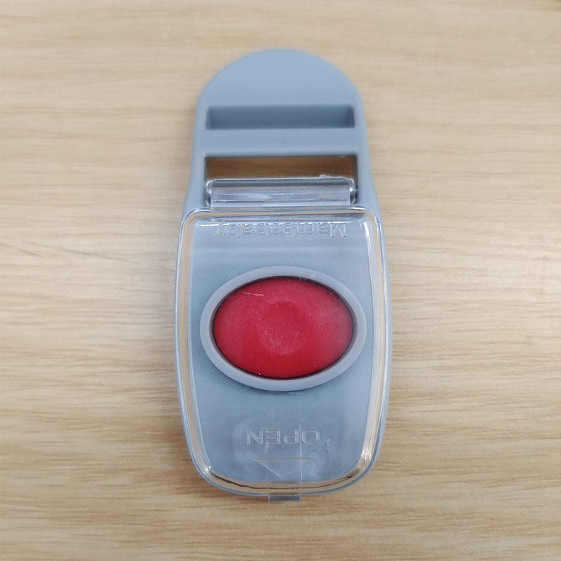 Cierre de seguridad Mambobaby™ – detalle del botón a presión del arnés de 5 puntos
