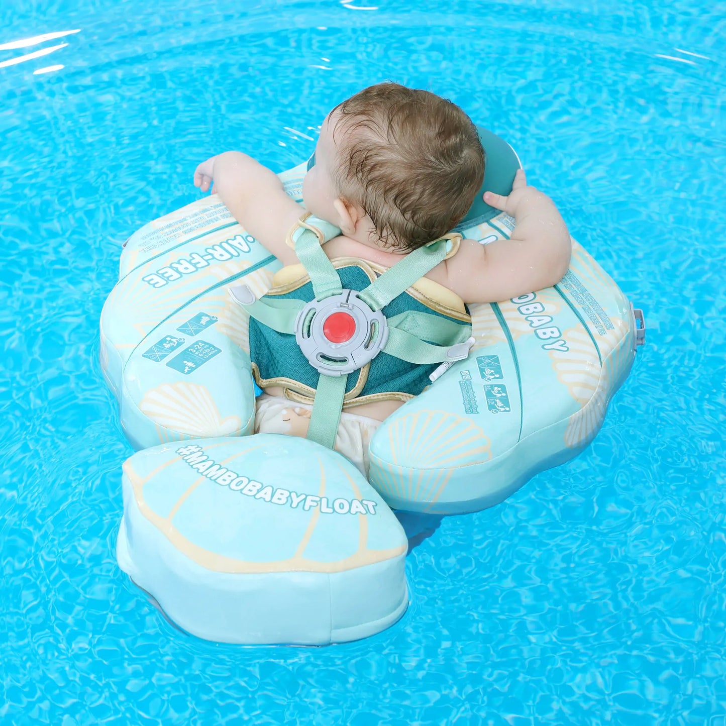 Bebé en flotador de viaje Mambobaby™ con base acolchada en el agua