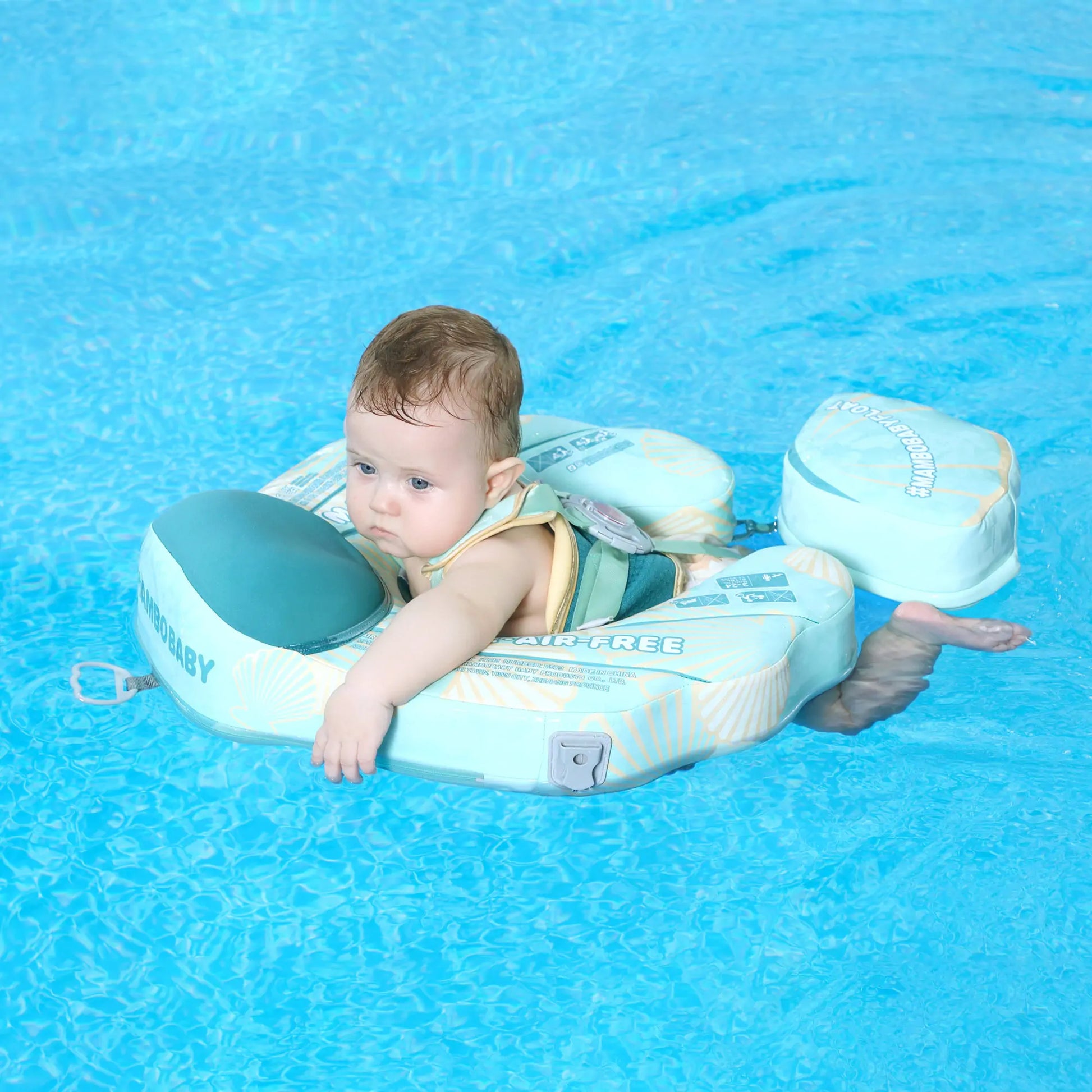 Bebé sentado en flotador de viaje Mambobaby™ con respaldo y flotadores laterales