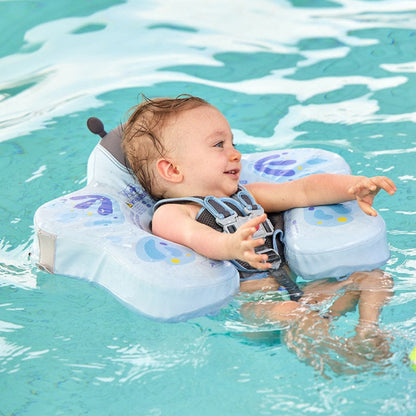 Flotador bebé sin aire Mambobaby™ Mariposa Edición – Ayuda para nadar sin aire azul claro con capota y correas, en el agua.