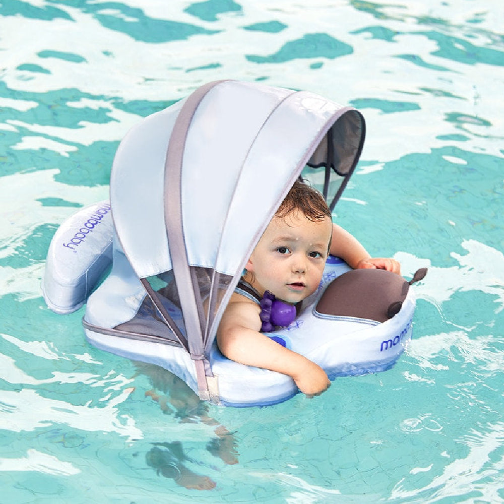 Flotador bebé sin aire Mambobaby™ Mariposa Edición – Ayuda para nadar sin aire azul clara con capota blanca y arnés morado.