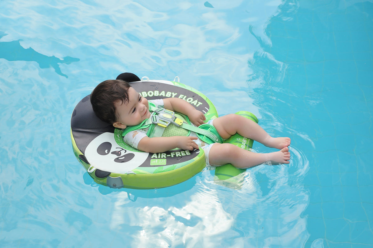 Flotador bebé sin aire Mambobaby™ Panda – Bebé mirando hacia un lado sobre ayuda de natación sin aire con panda verde