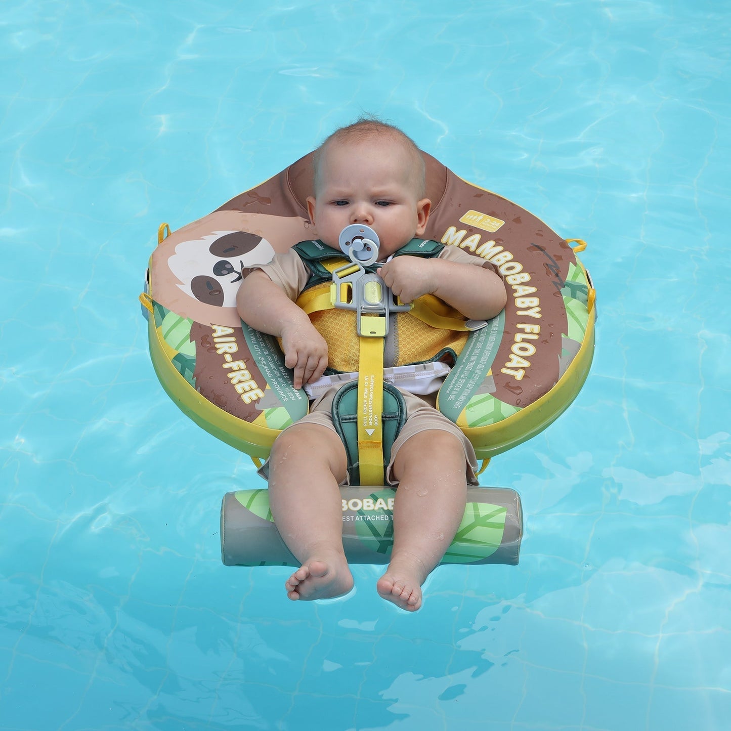 Flotador bebé sin aire Mambobaby™ Perezoso – Flotador sin aire con arnés amarillo y motivo de perezoso; bebé en el agua.
