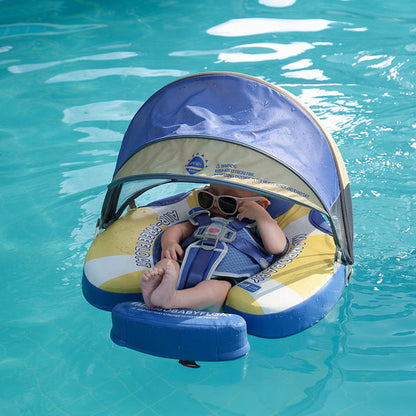 Ayuda para nadar Mambobaby™ con capota solar y arnés azul y amarillo, con bebé dentro.