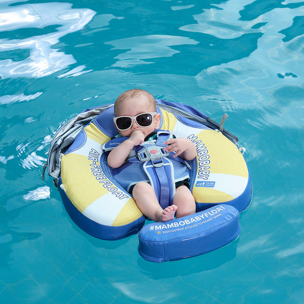 Chaleco inflable de natación Mambobaby™ azul y amarillo con capota solar, con bebé.