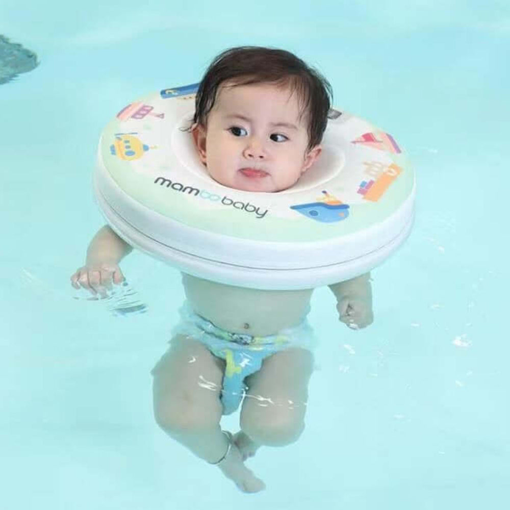 Flotador de cuello bebé sin aire Mambobaby™ Floral – Anillo para natación sin aire azul claro con bebé dentro de la piscina