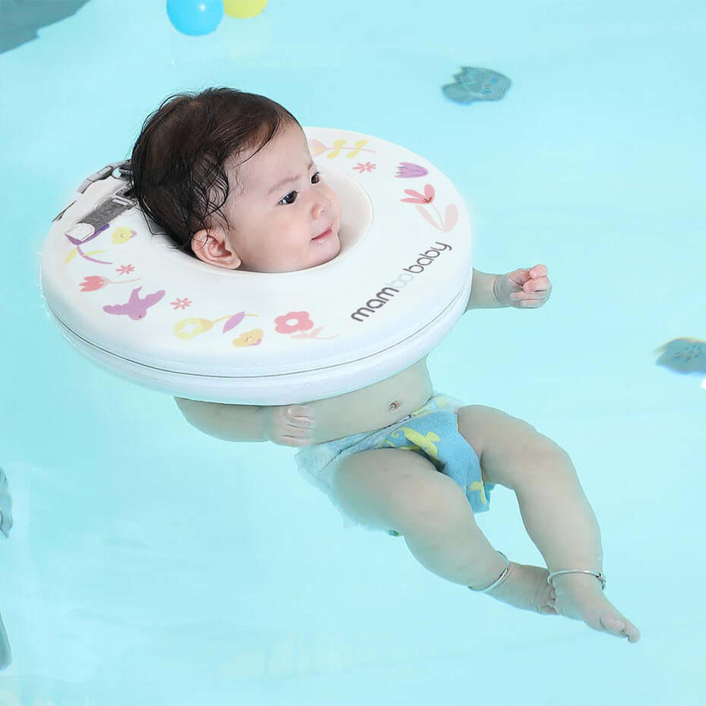 Flotador de cuello bebé sin aire Mambobaby™ Floral – Anillo para natación sin aire azul claro con bebé mirando hacia el lado