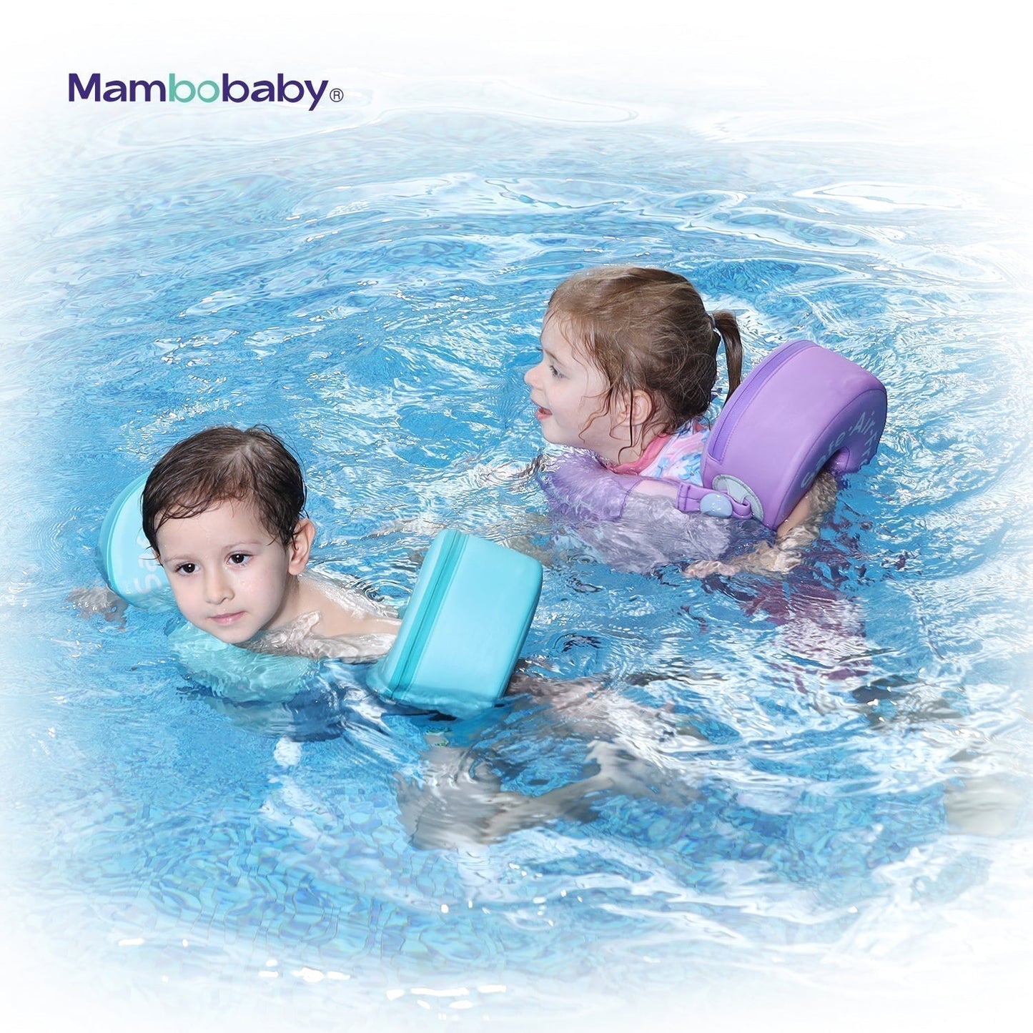 Ayuda de natación Mambobaby™ con chaleco inflable y brazaletes puestos en niños en el agua